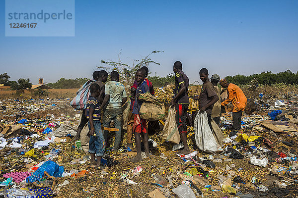 Einheimische Jungen suchen auf der öffentlichen Müllhalde nach Wertsachen  Niamey  Niger  Afrika