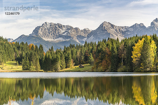 Hütte  Wald und Karwendelgebirge spiegeln sich im Wasser des Geroldsees  Krun  Oberbayern  Bayern  Deutschland.
