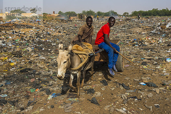 Freundliche Jungen auf einer öffentlichen Müllhalde  Niamey  Niger  Afrika