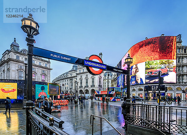 Eingang zur U-Bahn-Station  Werbung  Piccadilly Circus  London  England  Vereinigtes Königreich  Europa