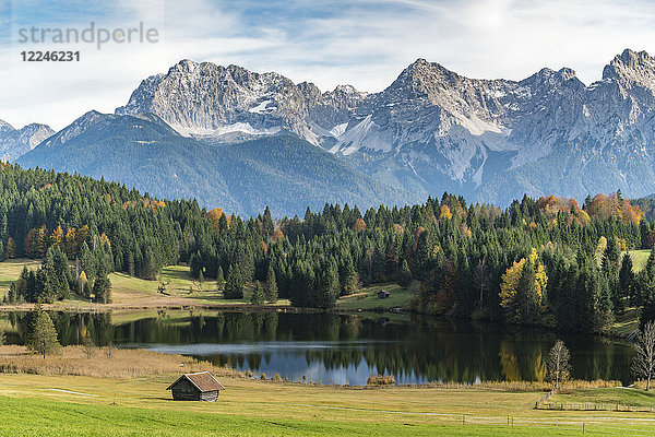 Hütten mit Geroldsee und Karwendelalpen im Hintergrund  Krun  Oberbayern  Bayern  Deutschland  Europa