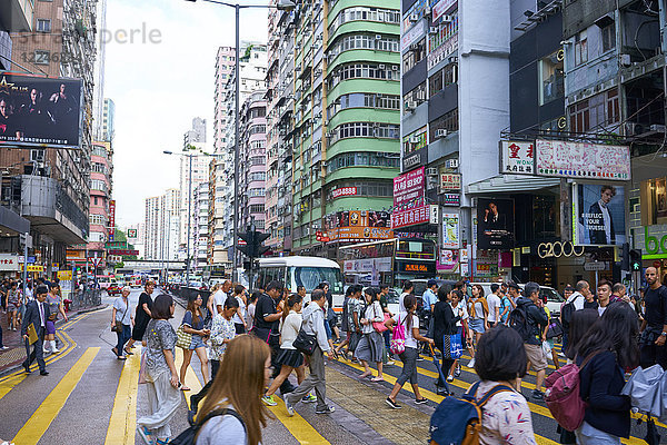Eine belebte Straße in Mong Kok (Mongkok)  Kowloon  Hongkong  China  Asien