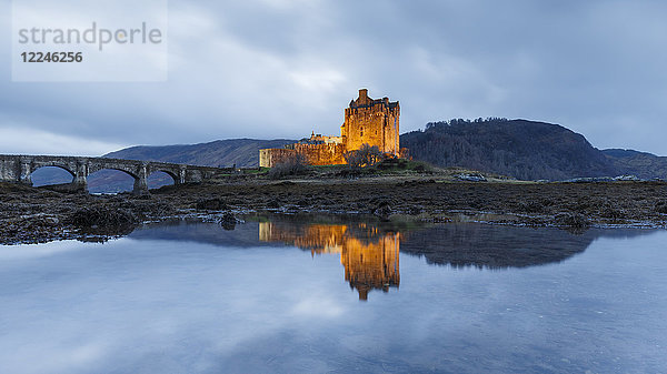 Abenddämmerung am Eilean Donan (Eilean Donnan) Castle in Dornie  Highlands  Schottland  Vereinigtes Königreich  Europa