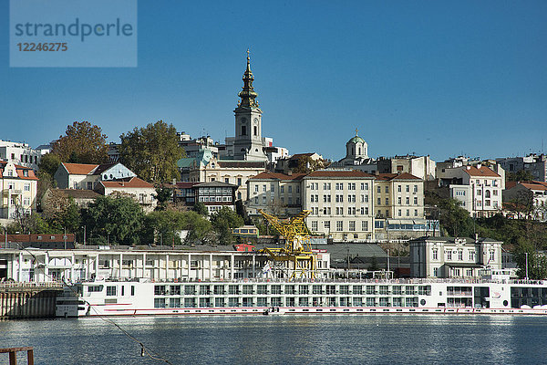 Donau mit der Innenstadt von Belgrad  Serbien  Europa