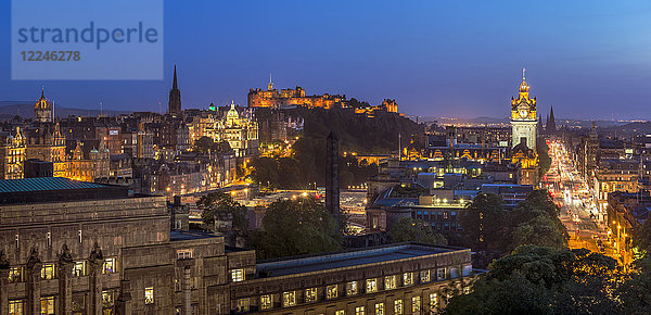 Panorama des Stadtzentrums  Edinburgh Castle und Skyline der Stadt bei Nacht  Edinburgh  Midlothian  Schottland  Vereinigtes Königreich  Europa