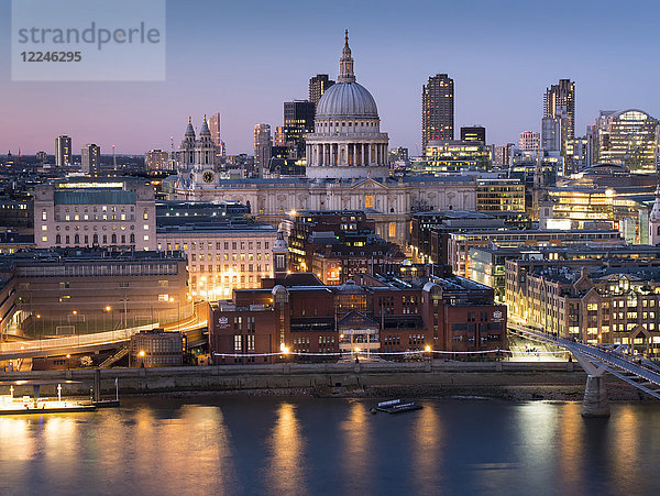 St. Paul's Cathedral und City of London Skyline von Tate Switch in der Abenddämmerung  London  England  Vereinigtes Königreich  Europa