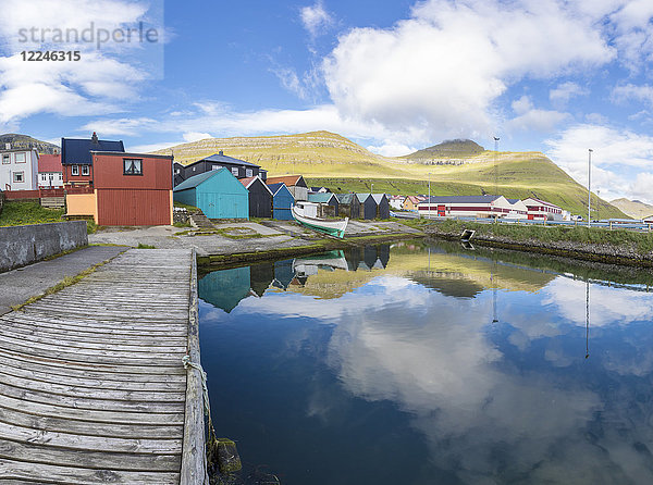 Panoramablick auf das Fischerdorf Leirvik  Insel Eysturoy  Färöer Inseln  Dänemark  Europa