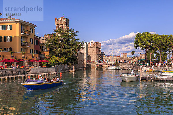 Blick auf die Scaligerburg  Sirmione am Gardasee  Lombardei  Italienische Seen  Italien  Europa