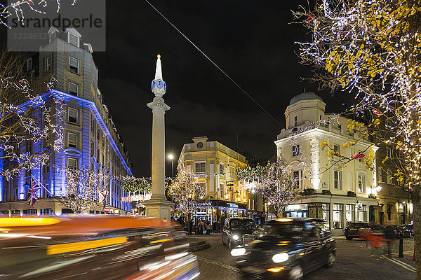 Blick auf den Verkehr in Seven Dials bei Nacht  London  England  Vereinigtes Königreich  Europa