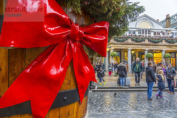 Besucher und Weihnachtsschmuck auf dem Covent Garden Market  London  England  Vereinigtes Königreich  Europa