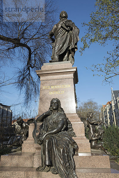 Denkmal für den berühmten Komponisten Felix Mendelssohn Bartholdy neben der Thomaskirche  Leipzig  Sachsen  Deutschland  Europa