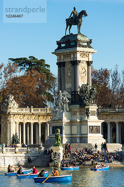 Denkmal für König Alfonso XII.  Estanque-See  Retiro-Park  Madrid  Spanien  Europa