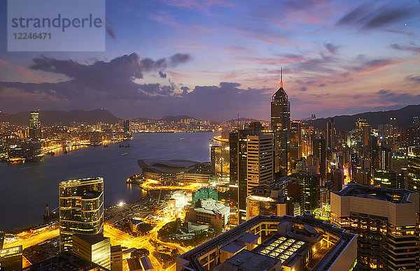 Skyline von Hongkong kurz vor Sonnenaufgang mit Blick von Hongkong Island über den Victoria Harbour nach Kowloon  Hongkong  China  Asien
