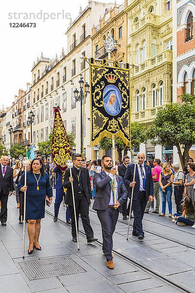 Prozession zur Überführung der Statue der Jungfrau der Hoffnung von Macarena aus der Kathedrale von Sevilla  Sevilla  Andalusien  Spanien  Europa