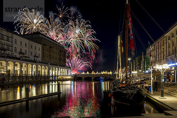 Feuerwerk während des Straßenfestes Alstervergnügungen in Hamburg  Deutschland  Europa