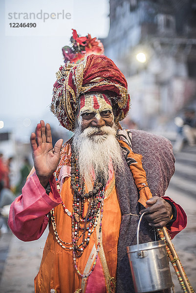 Sadhu (indischer heiliger Mann) in Varanasi  Uttar Pradesh  Indien  Asien