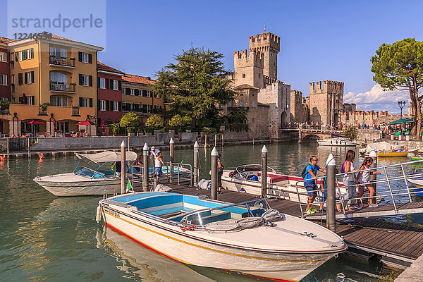 Blick auf die Scaligerburg und Boote im Hafen  Sirmione  Gardasee  Lombardei  Italienische Seen  Italien  Europa