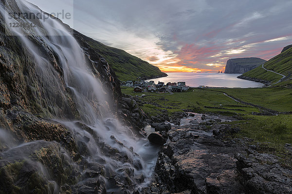 Wasserfall bei Sonnenaufgang  Tjornuvik  Kommune Sunda  Insel Streymoy  Färöer  Dänemark  Europa