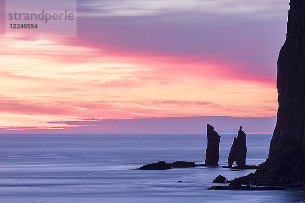 Klippen von Risin og Kellingin bei Sonnenaufgang von Tjornuvik  Streymoy Island  Färöer Inseln  Dänemark  Europa