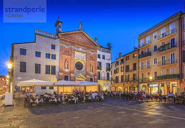Blick auf Cafés und die Chiesa di San Clemente auf der Piazza dei Signori in der Abenddämmerung  Padua  Venetien  Italien  Europa