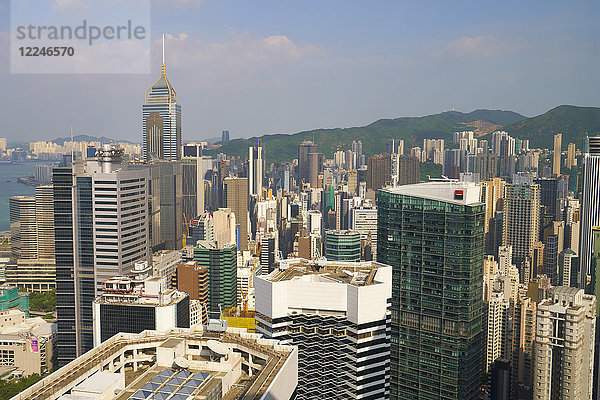 Wolkenkratzer auf der Insel Hongkong  Hongkong  China  Asien