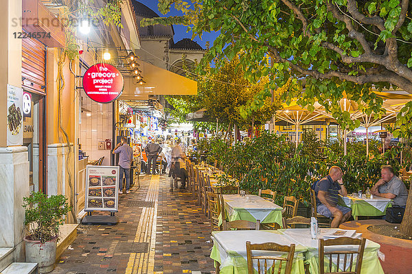 Blick auf griechische Restaurants am Monastiraki-Platz in der Abenddämmerung  Stadtteil Monastiraki  Athen  Griechenland  Europa