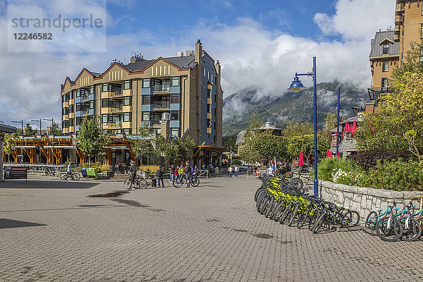 Fahrräder und Geschäfte in der Nähe des Skiers Plaza  Whistler Village  British Columbia  Kanada  Nordamerika