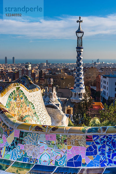 Park Guell Häuser und Mosaikfliesen im Parc Guell von Antoni Gaudi  UNESCO-Weltkulturerbe  mit Blick über die Stadt bis zum Meer  Barcelona  Katalonien  Spanien  Europa