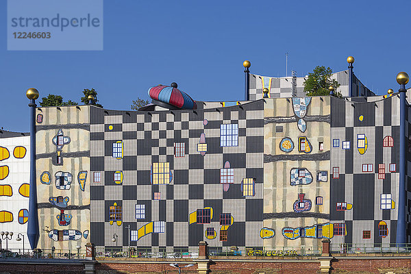 Kraftwerk Fernwarme  Fassade umgestaltet von Öko-Architekt Friedensreich Hundertwasser  Spittelau  Wien  Österreich  Europa