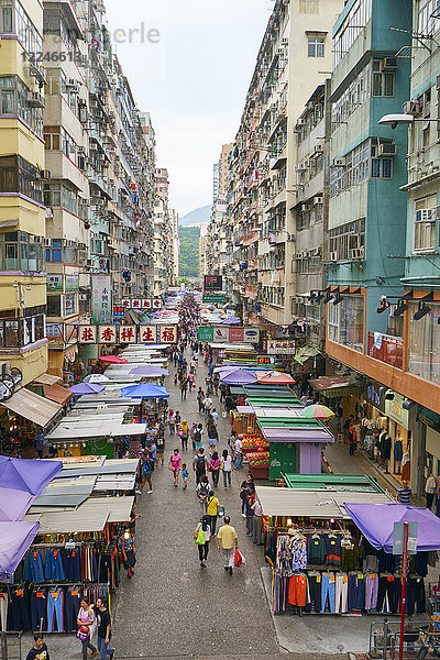 Eine belebte Marktstraße in Mong Kok (Mongkok)  Kowloon  Hongkong  China  Asien