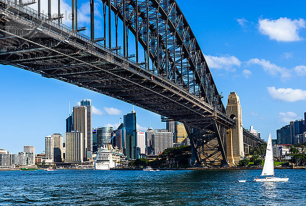 Sydney Harbour Bridge mit Stadtsilhouette  Sydney  New South Wales  Australien  Pazifik
