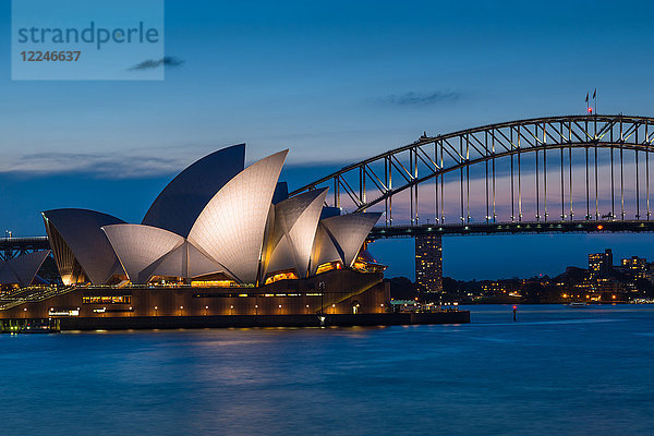 Sydney Opera House  UNESCO-Weltkulturerbe  und Harbour Bridge nach Sonnenuntergang  Sydney  New South Wales  Australien  Pazifik