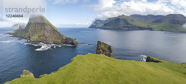 Panoramablick auf Drangarnir und die Insel Tindholmur  Vagar Island  Färöer Inseln  Dänemark  Europa (Drohne)