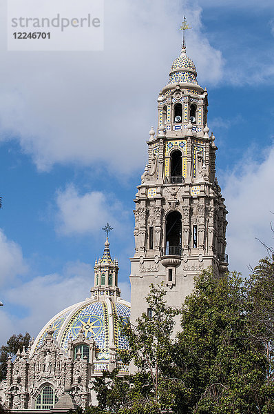 Kuppel der St. Francis Kapelle und Glockenturm über dem Museum of Man  Balboa Park  San Diego  Kalifornien  Vereinigte Staaten von Amerika  Nordamerika