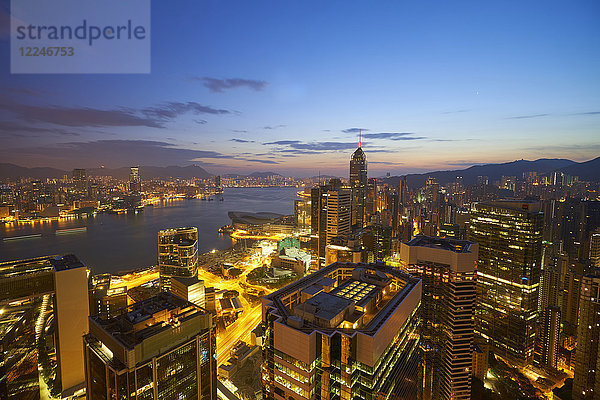 Skyline von Hongkong kurz vor Sonnenaufgang mit Blick von Hongkong Island über den Victoria Harbour nach Kowloon  Hongkong  China  Asien