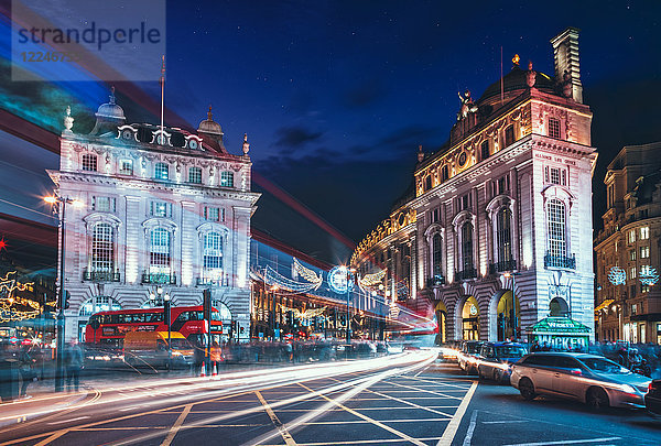 Verkehrsspuren und festliche Weihnachtsbeleuchtung bei Nacht  Piccadilly Circus  London  England  Vereinigtes Königreich  Europa