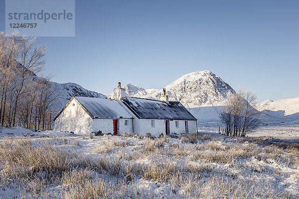 Eine winterliche Szene bei Black Rock cottage und Buachaille Etive Mor im Rannoch Moor  Highlands  Schottland  Vereinigtes Königreich  Europa