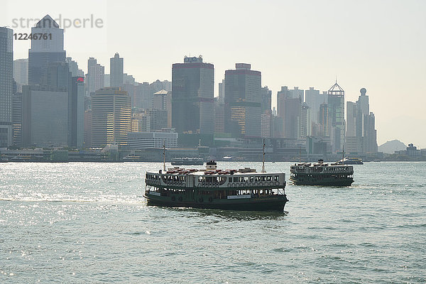 Star Ferry über den Victoria Harbour von Hongkong Island nach Kowloon  Hongkong  China  Asien