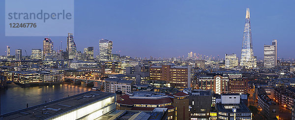 City Square Mile und Shard-Panorama in der Abenddämmerung  London  England  Vereinigtes Königreich  Europa