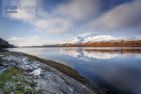 Winterliche Szene von Loch Linnhe  in der Nähe von Fort William  bei ruhigem Wetter mit Reflexionen  Highlands  Schottland  Vereinigtes Königreich  Europa
