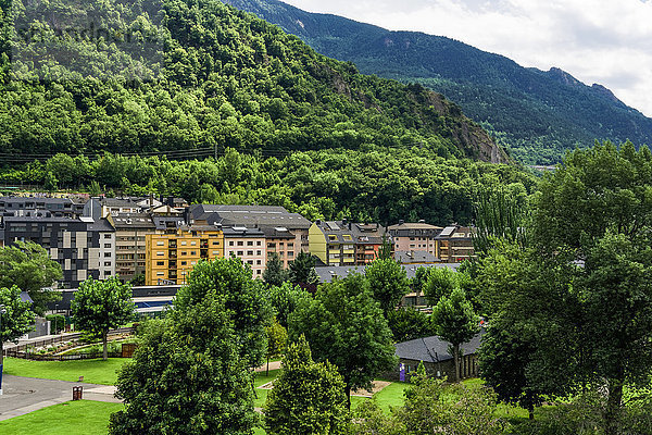 Tagesansicht der örtlichen Gebäude auf einem grünen Hügel in Andorra la Vella  Hauptstadt des Fürstentums Andorra  Europa