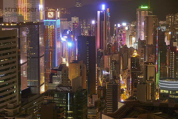 Wolkenkratzer auf der Insel Hongkong bei Nacht beleuchtet  Hongkong  China  Asien