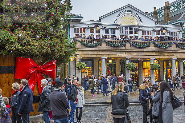 Besucher und Weihnachtsschmuck auf dem Covent Garden Market  London  England  Vereinigtes Königreich  Europa