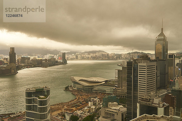 Skyline von Hongkong und Victoria Harbour an einem stürmischen Tag  Hongkong  China  Asien