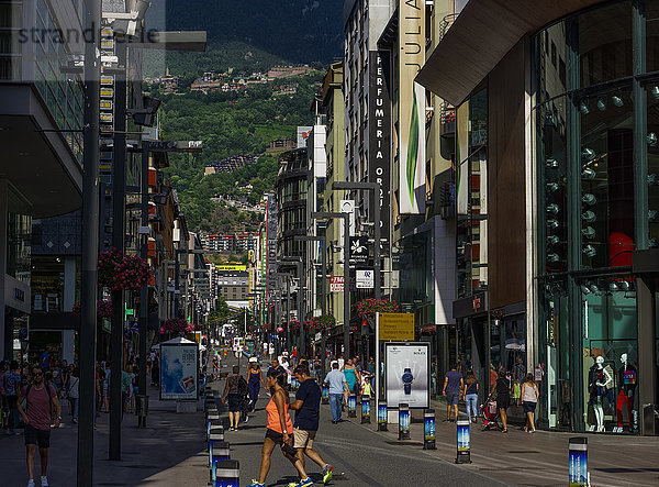 Andorra Markt Geschäfte mit Menschenmenge im Stadtzentrum von Andorra la Vella  Hauptstadt des Fürstentums Andorra  Europa