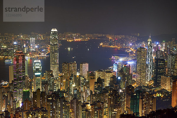 Skyline der Stadt vom Victoria Peak aus gesehen bei Nacht  Hongkong  China  Asien