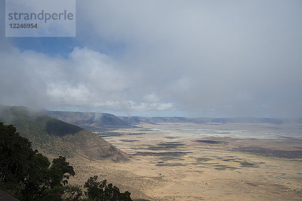 Eine Luftaufnahme des Ngorongoro-Kraters  UNESCO-Weltkulturerbe  Tansania  Ostafrika  Afrika