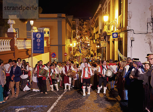 Parade bei Nacht  Baile de Magos  traditionelles Straßenfest  Icod de los Vinos  Insel Teneriffa  Kanarische Inseln  Spanien  Europa