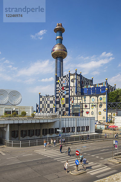 Kraftwerk Fernwarme  Fassade umgestaltet von Öko-Architekt Friedensreich Hundertwasser  Spittelau  Wien  Österreich  Europa
