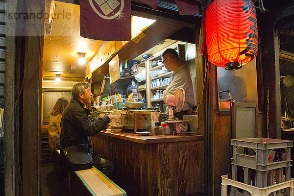 Ein Yakatori-Restaurant (gegrilltes Fleisch am Bambusspieß) in Shinjunku  Tokio  Japan  Asien